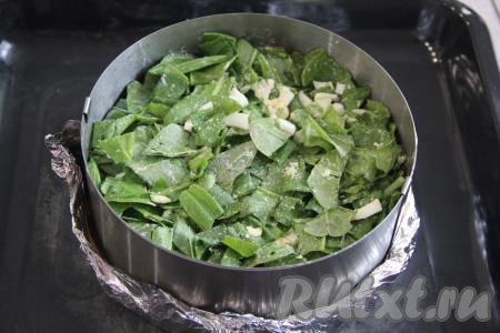 Поверх теста равномерно выложить смесь щавеля и варёных яиц, слегка утрамбовать.