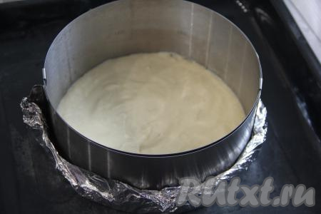 Форму для выпечки смазать растительным маслом и выложить половину теста. У меня кольцо для выпечки диаметром 22 сантиметра, я предварительно укрепила его дно фольгой.