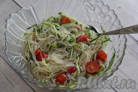 Перемешать фунчозу с помидорами, огурцами и маринадом. Оставить салат в прохладном месте на пару часов.