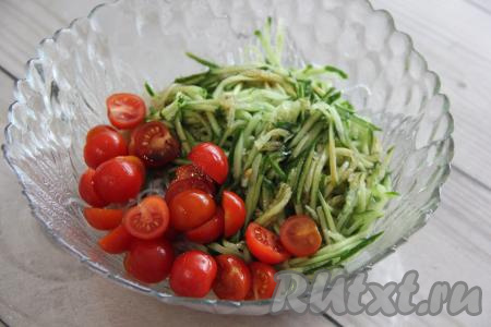 Добавить в салатник к фунчозе помидоры и огурец.