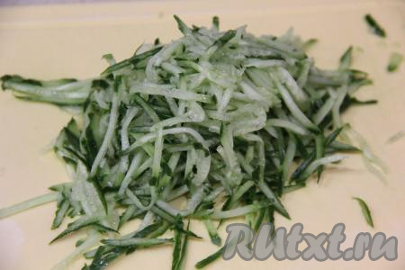 Пока заваривается фунчоза, натереть огурец на тёрке для корейской моркови (можно нарезать длинными брусочками, если нет тёрки).