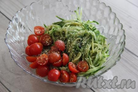 Всыпать приправы по вкусу (у меня - чесночная соль), влить уксус, соевый соус и подсолнечное масло.