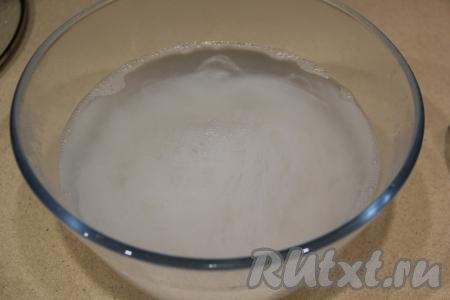 Фунчозу выложить в миску, залить крутым кипятком и оставить минут на 5.