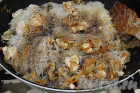 Добавить соевый соус, соль и специи по вкусу, перемешать и томить 5 минут под крышкой на небольшом огне.