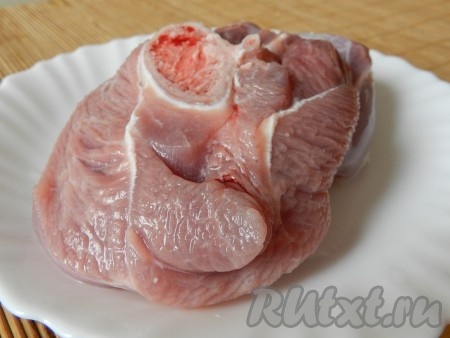 Мясо для бульона хорошо вымыть, залить холодной водой и поставить варить. Когда вода закипит, снять пену и варить бульон до готовности. Посолить по вкусу в конце варки.