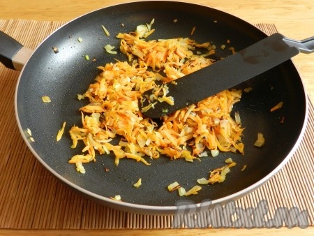 Лук нарезать, морковь натереть на терке, обжарить на растительном масле до золотистого цвета. Посолить и поперчить, добавить приправу.