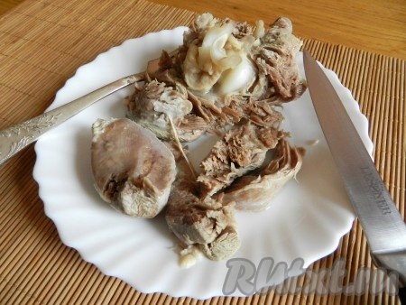 Когда мясо в бульоне сварится, достать его, отделить от кости и вернуть в бульон.