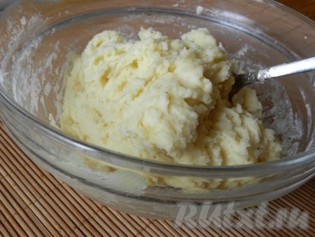 Всыпать муку, размешать до однородной массы, чтобы тесто было мягким, но не жидким.