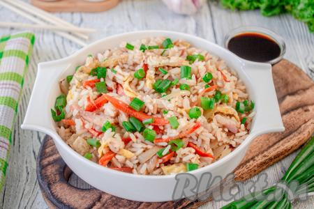 Вкусный, аппетитный рис с беконом и яйцами подавайте к столу в тёплом виде в качестве самостоятельного блюда.