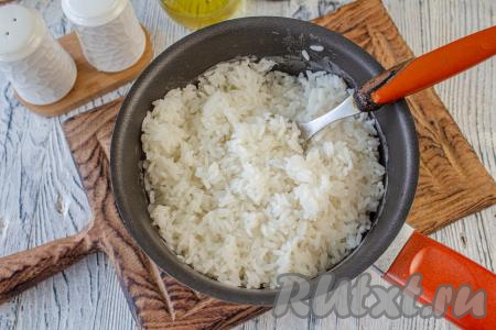 Рис хорошо промойте, выложите в кастрюлю, залейте 400 миллилитрами воды комнатной температуры, доведите до кипения, перемешайте, а затем варите на слабом огне минут 15-20 (рисинки должны стать мягкими, а вода должна испариться). Перемешивать рис в процессе варки не нужно.