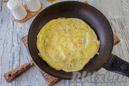 Сковороду смажьте небольшим количеством растительного масла, вылейте яичную массу и жарьте блин по 1-2 минуты с каждой стороны на среднем огне, затем переложите на тарелку. Аналогично приготовьте второй яичный блин из второго яйца.
