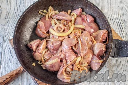 В сковороде нагрейте масло, выложите лук и обжарьте его до прозрачности, периодически помешивая. Добавьте куриную печень и обжаривайте её на среднем огне, иногда помешивая, до румяности (в течение 5-6 минут). В самом конце приготовления добавьте пропущенный через пресс чеснок, перемешайте.