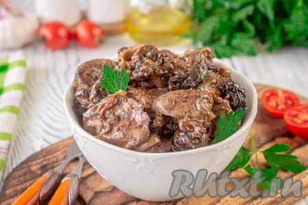 Очень вкусную, ароматную куриную печень, тушёную с черносливом и луком, подавайте к столу в горячем виде, дополнив любимым гарниром.