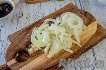 Лук очистите и нарежьте полукольцами.&nbsp;