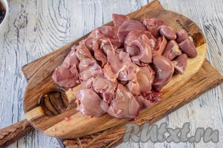 Печёнку очистите от плёнок и капилляров, хорошо её промойте, обсушите и нарежьте на средние кусочки.&nbsp;