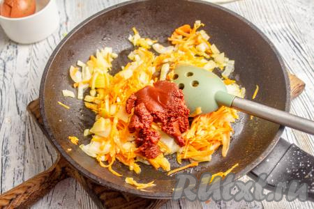 В сковороде на растительном масле обжарьте на среднем огне до мягкости лук и морковь (на это потребуется 4-5 минут). Не забывайте периодически помешивать, чтобы овощи не подгорели. Затем добавьте томатную пасту, перемешайте и готовьте ещё 1-2 минуты.