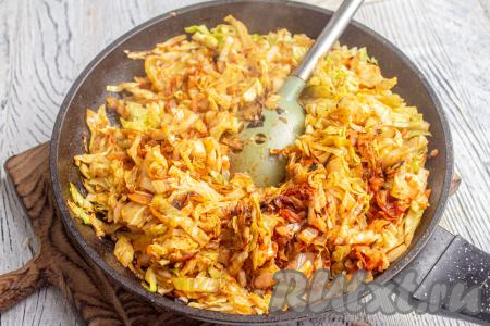 Когда капуста станет мягкой, снимите её с огня и дайте остыть (чтобы капуста быстрее остыла, можно переложить её со сковороды на тарелку).