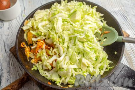 Добавьте капусту в сковороду к овощам, перемешайте и готовьте на среднем огне до мягкости капусты, перемешивая время от времени. Если вы жарите молодую капусту, то на приготовление потребуется минут 15-20. На приготовление капусты зимних сортов потребуется минут 20-25 (но многое зависит от сорта капусты). Если капуста не очень сочная, в процессе обжаривания в сковороду можно добавить 2-3 столовые ложки воды (много воды не добавляйте, так как лишняя жидкость для приготовления рулета из лаваша не нужна).&nbsp;Посолите и поперчите капусту в процессе жарки.