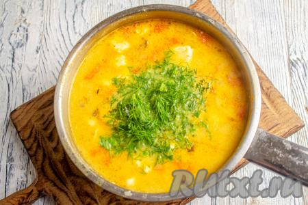 Укроп мелко нарежьте, добавьте в сырный суп с чечевицей, перемешайте, доведите до кипения и снимите с плиты.&nbsp;