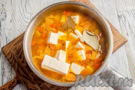 Когда чечевица станет мягкой, добавьте в суп обжаренные овощи, лавровый лист, сыр, поперчите, посолите, дайте закипеть. Затем варите на умеренном огне около 5 минут, помешивая, чтобы растворился сыр.&nbsp;