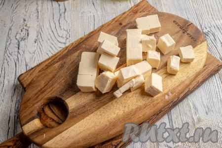 Для приготовления супа я взяла плавленный сырок типа "Дружба", предварительно нарезав его на кусочки. Можно взять и пастообразный плавленный сыр.