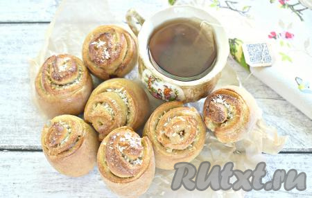 Вот такие булочки из цельнозерновой муки на дрожжах получились - румяные, пышные, мягкие, в меру сладкие.