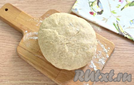 Перемешиваем ингредиенты сначала в миске ложкой, собирая тесто в комок. Затем замес теста продолжаем уже на столе руками. Тесто должно стать мягким и не прилипать к ладоням.