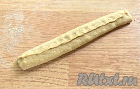 Начиная с широкой стороны, сворачиваем каждый пласт в рулет, скрепляем шов (из трёх раскатанных пластов теста получается 3 рулета).