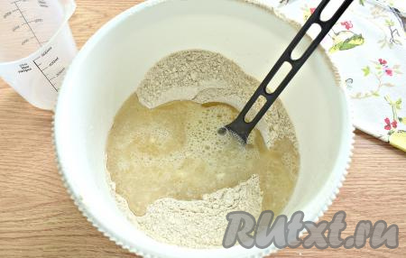 Вливаем тёплую кипячёную воду (примерная температура 38-39 градусов).