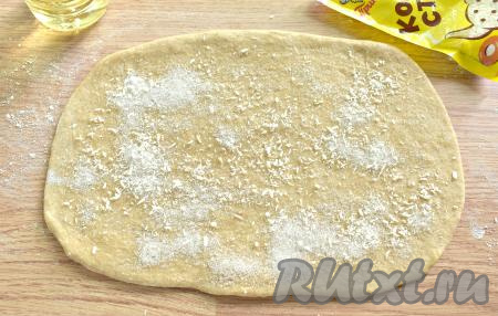 Дрожжевое тесто обминаем, делим на 3 равных куска. Каждую часть теста на присыпанной мукой поверхности раскатываем в пласт в форме четырёхугольника (приблизительный размер 28 сантиметров на 19 сантиметров). Поверхность каждого пласта смазываем 1 чайной ложкой растительного масла, посыпаем 1 столовой ложкой сахара и кокосовой стружкой. Стружку можно заменить молотой корицей или маком.