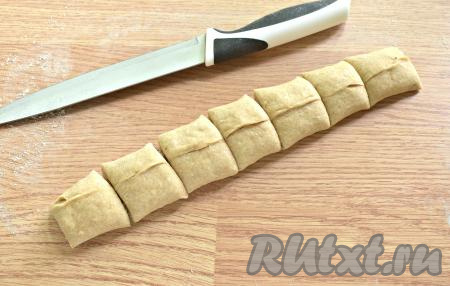 Разрезаем каждый рулет на кусочки шириной 3-4 сантиметра.