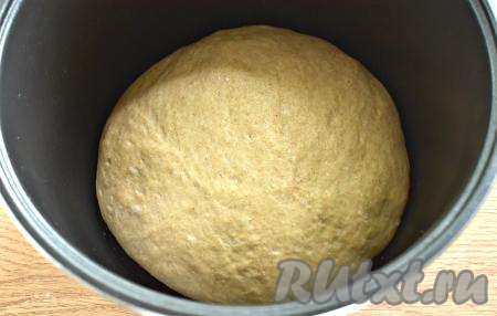 Перекладываем тесто для булочек в миску и на 1 час, прикрыв полотенцем, убираем в тёплое место для подхода. В этот раз я решила поместить тесто для подъёма в мультиварку, для этого смазываем дно чаши мультиварки растительным маслом, кладём тесто, закрываем крышку и включаем программу «Мультиповар» на 1 час (температура 35 градусов). Вот так тесто из цельнозерновой муки поднялось по истечении часа.