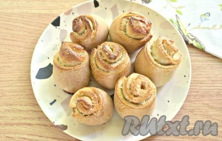 Противень ставим в разогретую до 190 градусов духовку на 25 минут.