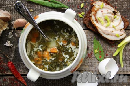 Витаминные, вкусные, аппетитные, щи, сваренные из щавеля с курицей и яйцом, подать к столу со сметаной и зеленью. Отличное первое блюдо для повседневного меню, попробуйте!