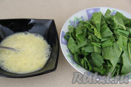 Щавель промыть под водой и нарезать на полоски шириной, примерно, 2 сантиметра. Яйцо вбить в миску и взбить вилкой до однородности.