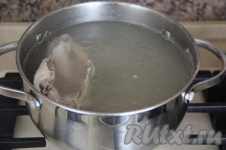 Для варки бульона можно использовать любые части курицы (у меня - суповой набор), выложить их в кастрюлю. Залить кусочки курочки, примерно, 2 литрами воды и поставить на огонь. После закипания воды, убрав пену, варить на среднем огне минут 30 (до готовности мяса). После того как кусочки курицы сварятся, их нужно достать из кастрюли, отделить от костей и вернуть мясо в кастрюлю. Довести бульон с мясом до кипения.