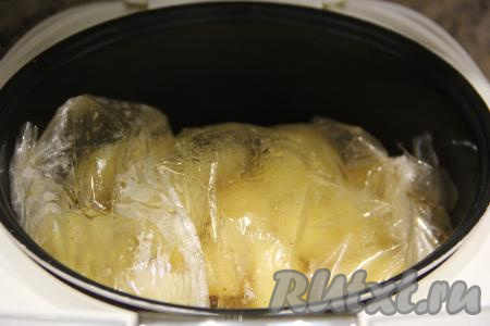 Завязать рукав для запекания с двух сторон. Выложить рукав с курицей и картошкой в чашу мультиварки. Курочка должна быть снизу! Сделать несколько проколов зубочисткой сверху рукава для выхода пара. Крышку мультиварки закрыть и выставить режим "Выпечка" на 1 час.