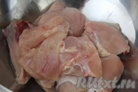 Курицу промыть (у меня - тушка бройлера), обсушить и нарезать на крупные куски.
