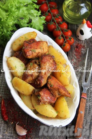 Мне очень нравится этот рецепт приготовления кусочков курицы с дольками картошки в рукаве в мультиварке. Ведь это сытное блюдо готовится нехлопотно, а получается очень вкусным.