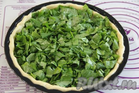 Выложить начинку из щавеля. Пирог с щавелем из дрожжевого теста выпекать в разогретой духовке минут 25 при температуре 180 градусов.