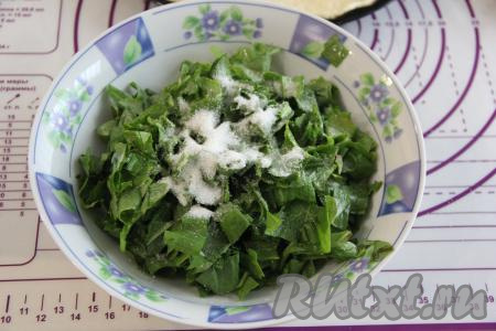 Для приготовления начинки нужно щавель вымыть, обсушить и нарезать на полоски шириной, примерно, 2 сантиметра, переложить в миску, всыпать сахар, перемешать и начинка для пирога готова.