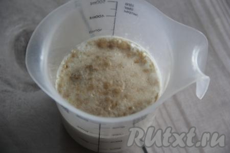 Прежде всего замесим дрожжевое тесто для пирога с щавелем. Для этого молоко нужно подогреть до 38-40 градусов, перелить его в небольшую ёмкость, добавить дрожжи, всыпать сахар, перемешать и оставить минут на 10 (на поверхности смеси должна появиться пышная пенная шапочка).