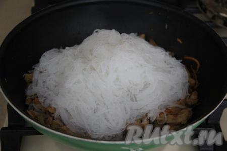 Следом за чесноком выложить фунчозу, перемешать. Можно добавить немного соли и любых специй по вкусу, только не забудьте, что мы уже добавили соевый соус, а он солёный. Если любите поострее, то можно использовать горький перец, перемешать.