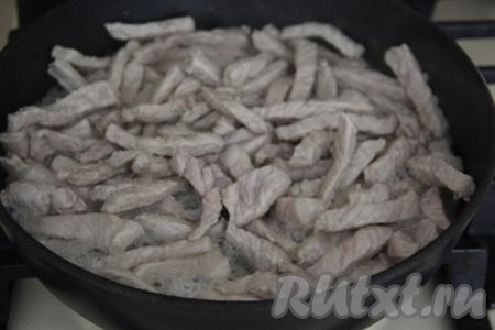 Как только первая порция мяса "схватится" (изменит цвет), отодвинуть обжаренное мясо в край сковороды и добавить следующую порцию, тоже обжарить до изменения цвета. Таким образом выложить в сковороду всё мясо. Затем, не накрывая сковороду крышкой, выпарить всю влагу и обжарить свинину, иногда помешивая, до лёгкого золотистого цвета. Примерное время на приготовление составит 20 минут.