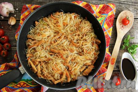Фунчозу прогреть со свининой и овощами в соевом соусе минут 5, иногда перемешивая, снять с огня и сразу подать к столу. Очень вкусно!