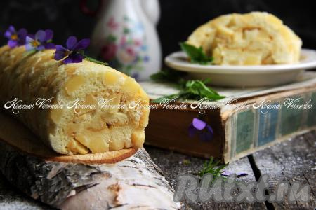 Бисквитно-яблочный рулет