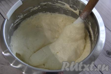Перемешать тесто лопаткой, аккуратно, не сбивая пышность яичной массы, движениями сверху вниз. Тесто получится воздушным, в меру густым.