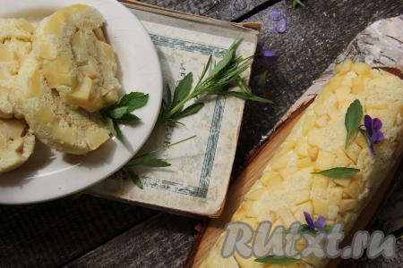 Нарезать вкусный, нежный, ароматный бисквитно-яблочный рулет на кусочки, по желанию, присыпать сахарной пудрой и подать к столу.