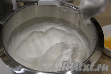 Отделить белки от желтков. В чашу миксера влить белки, добавить сахар и ванилин. Взбивать белки миксером минут 5 (до стойких пиков).