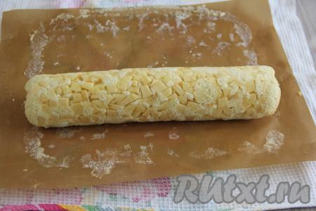 Горячий бисквит сразу свернуть в плотный рулет, аккуратно снимая коврик (или пергаментную бумагу). Завернуть рулет в ту же бумагу или коврик, на котором выпекали бисквит. Накрыть полотенцем и оставить остывать на 1 час.